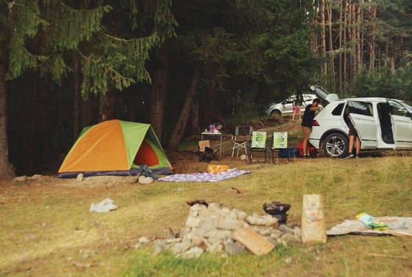 Quels sont les équipements nécessaires pour un camping en région de collines en été?